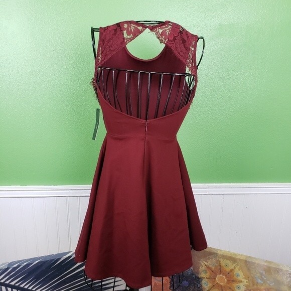 Lulus NWT Burgandy Short Lace Fit and Flare Dress Size Small - Picture 2 of 11